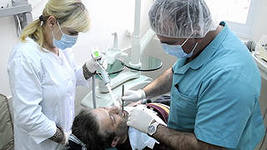Photo: implantation dentaire dans une clinique moderne
