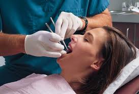 Foto: Voorbereiding van de mondholte van de patiënt voor implantatie