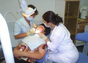 الصورة: فحص طبيب الأسنان في الزيارة الأولى