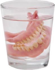 Nuotrauka: Dantų protezų valymas stiklinėje vandens