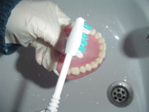 รูปภาพ: การทำความสะอาดโครงสร้างฟันเหนืออ่างล้างจาน