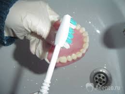 Nuotrauka: protezo valymas dantų šepetėliu