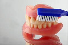 Foto: Escovar uma dentadura
