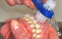Foto: pulizia di una protesi rimovibile