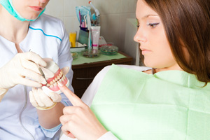 Foto: Besuch beim Zahnarzt zur Prothesenkorrektur