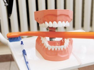 Foto: Menyikat gigi palsu menggunakan berus