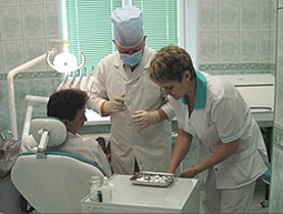 Foto: de aanwezigheid van een aparte operatiekamer in de tandheelkundige kliniek
