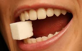 الصورة: استخدام السكر يضر بمينا الأسنان