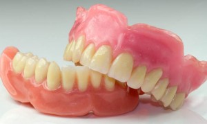 Larawan: Mga denture na gawa sa acrylic plastic