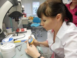 Foto: Hacer una dentadura removible en el laboratorio.