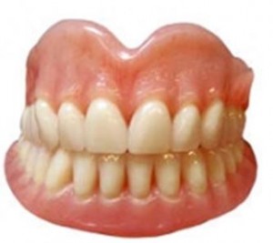Foto: Dentadura laminar completamente removible en la mandíbula superior e inferior