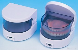 Foto: Použití ultrazvukové lázně k čištění protézy