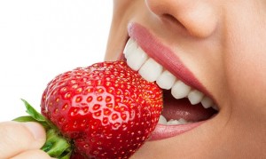 Foto: Die Verwendung von Erdbeeren zur Aufhellung des Zahnschmelzes
